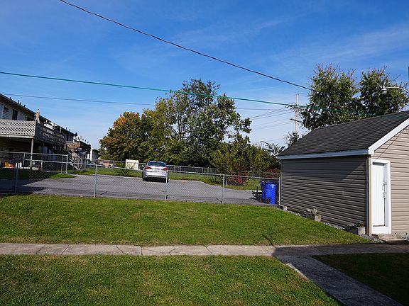 3rd image of 752 Spruce St #B
