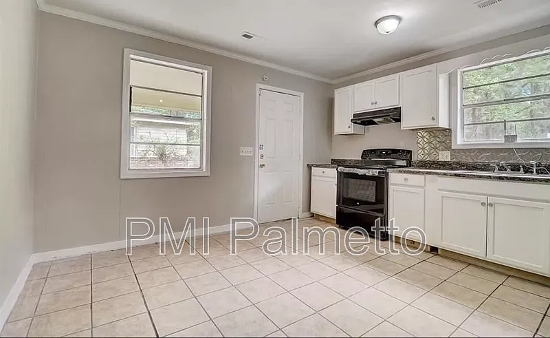 3 bed, 1.0 bath, 1008 sqft, $1,275 — Photo 3