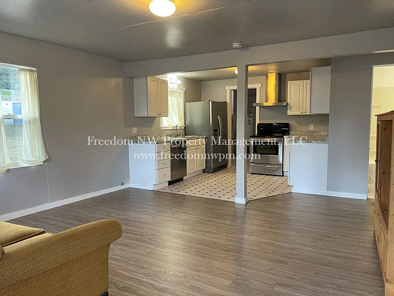 515 Phoenix St NE — Photo 2