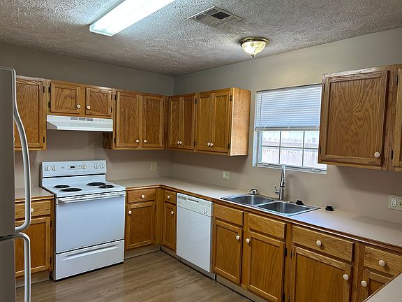 4th image of 3730 Newcastle Dr
