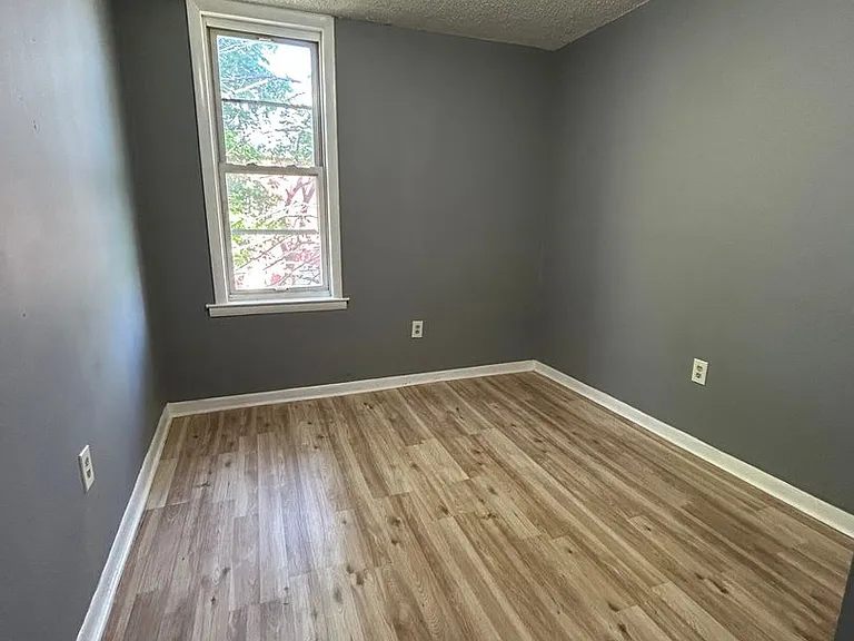 1458 Kenwood Ave — Photo 11