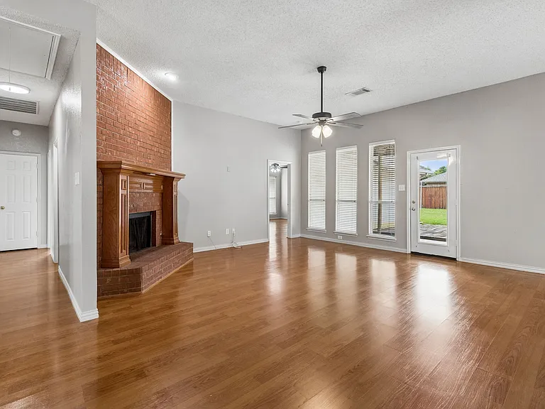 300 Thomas Dr — Photo 6