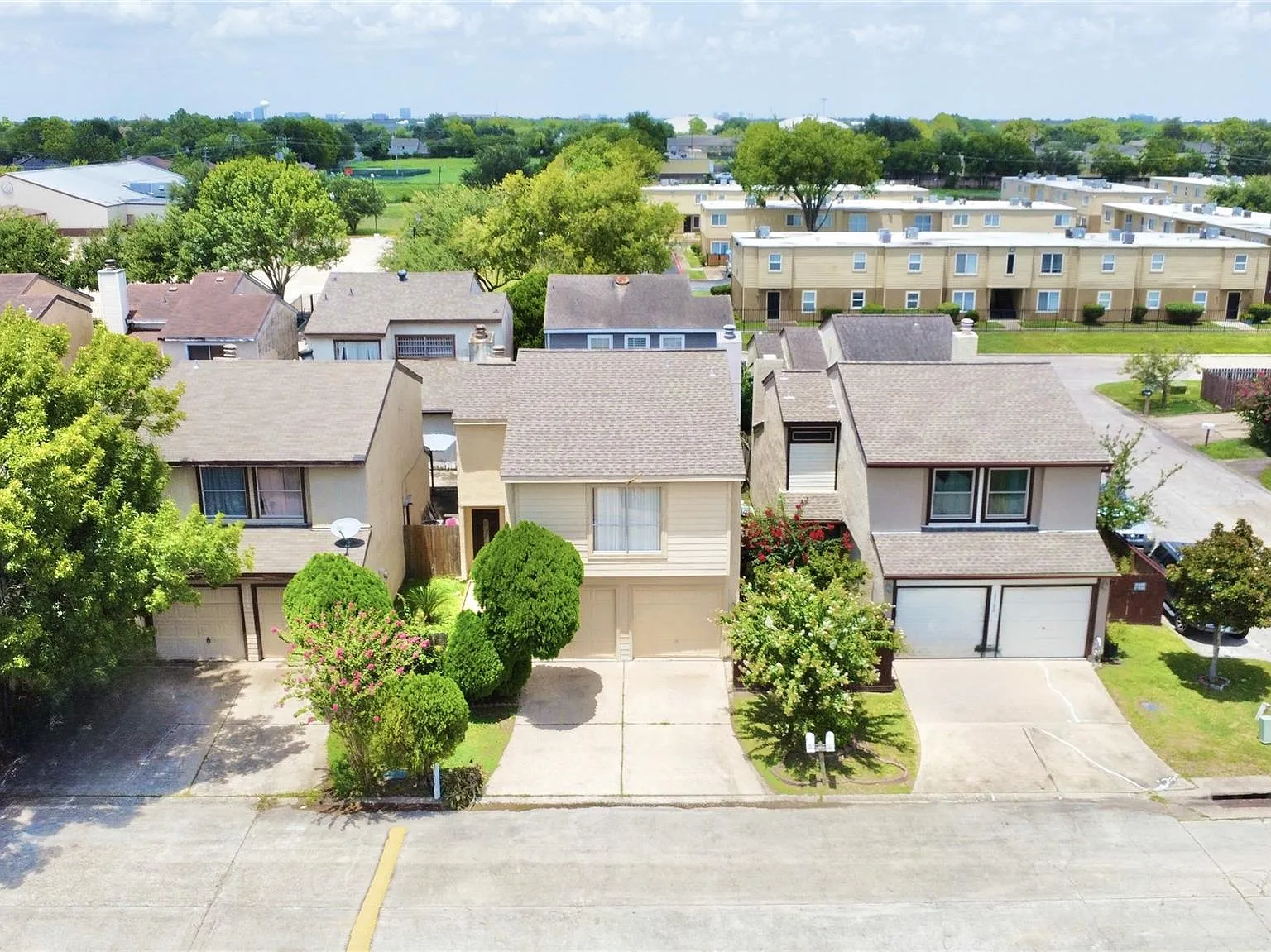 3 bed, 2.5 bath, 1364 sqft, $1,799 — Photo 2