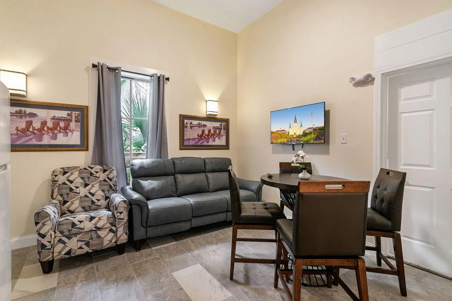 2 bed, 1.0 bath, 592 sqft, $8,323 — Photo 1