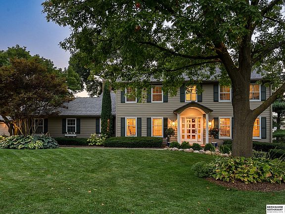 4th image of 9961 Essex Dr