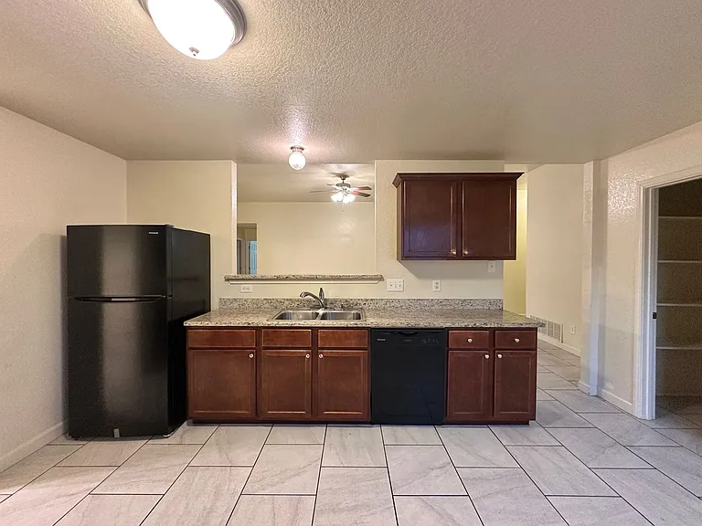2403 Lavender Ln — Photo 11