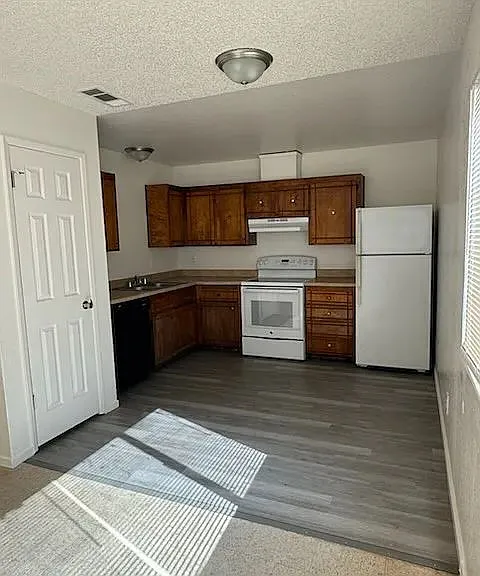 2553 Glen Ave — Photo 6