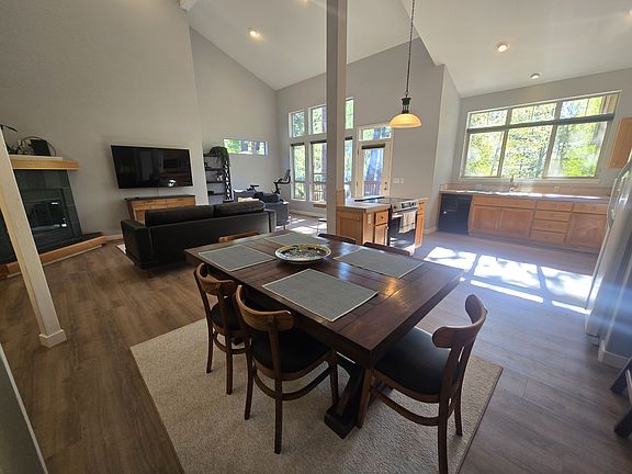 4th image of 60504 Seventh Mountain Dr