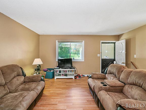 3rd image of 5658 Roseworth Ct SE