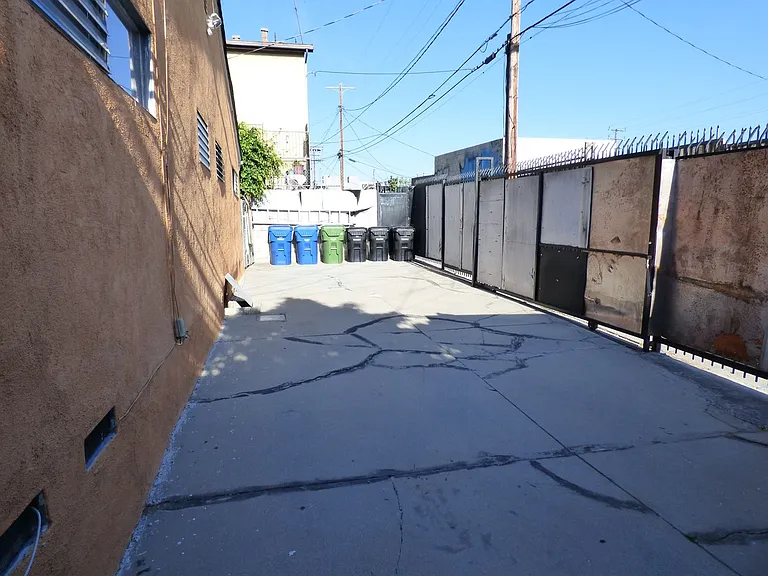 5832 Camerford Ave — Photo 13
