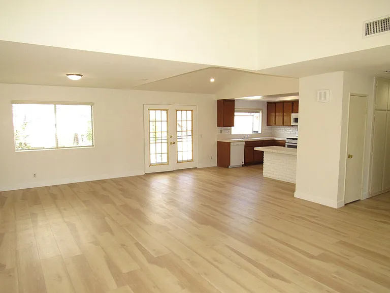 1099 W Ontario Ave — Photo 5