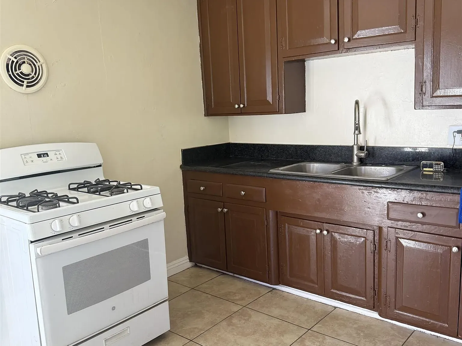 2 bed, 1.0 bath, 800 sqft, $2,100 — Photo 3