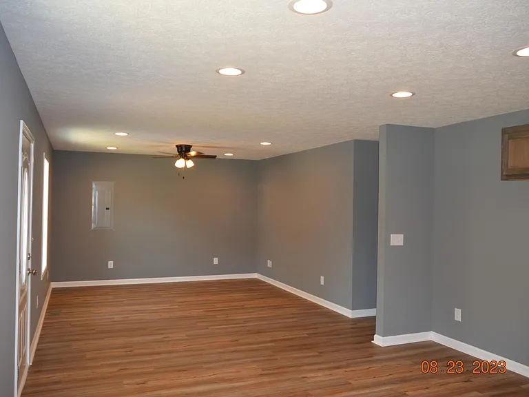 412 E Hogan St — Photo 4
