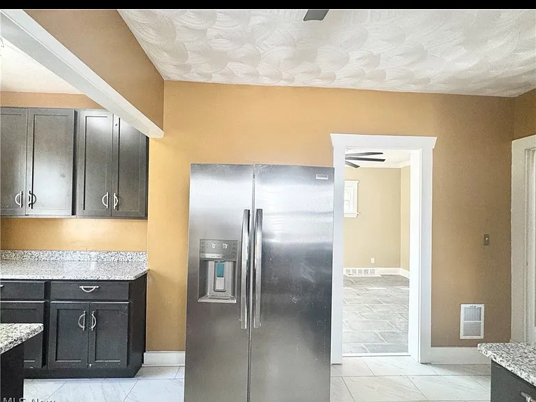 9606 Parmelee Ave — Photo 10