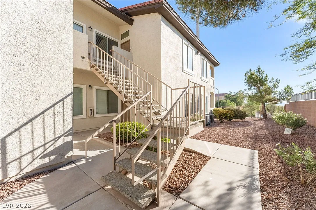 2 bed, 2.0 bath, 1054 sqft, $1,590 — Photo 1