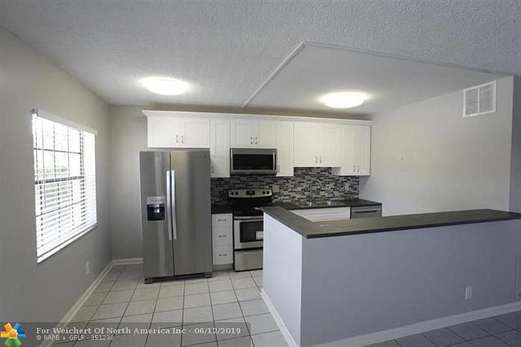 1st image of 1004 Pine Dr APT 104