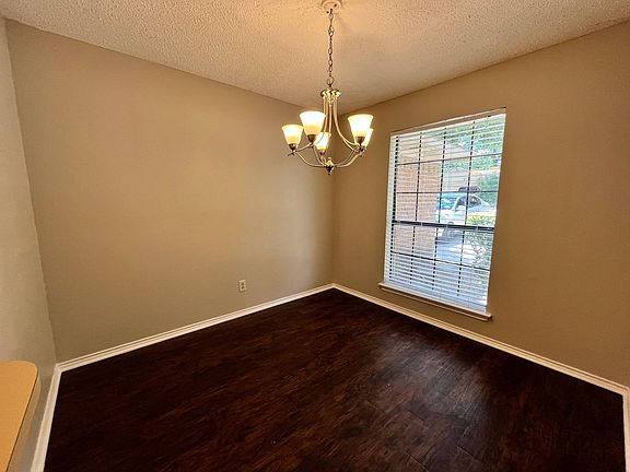 5th image of 1208 Pin Oak Dr