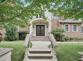 100 Johnson Ct, Closter, NJ 07624