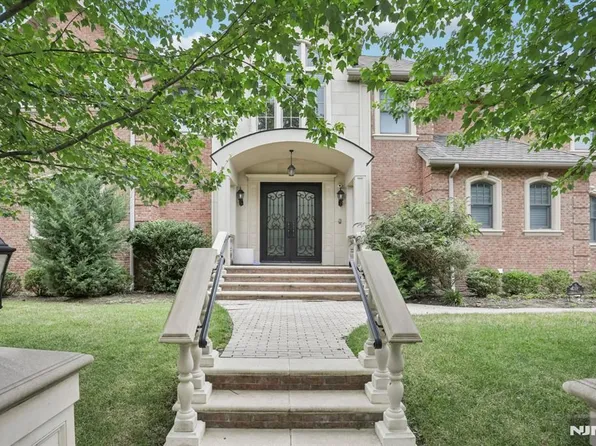 100 Johnson Ct, Closter, NJ 07624