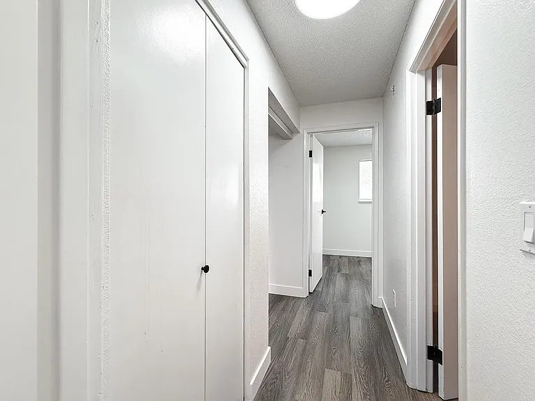 Avalon Court Apartments — Photo 26