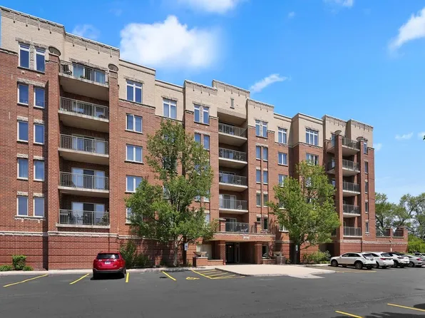 635 Perrie Dr APT 404, Elk Grove Village, IL 60007