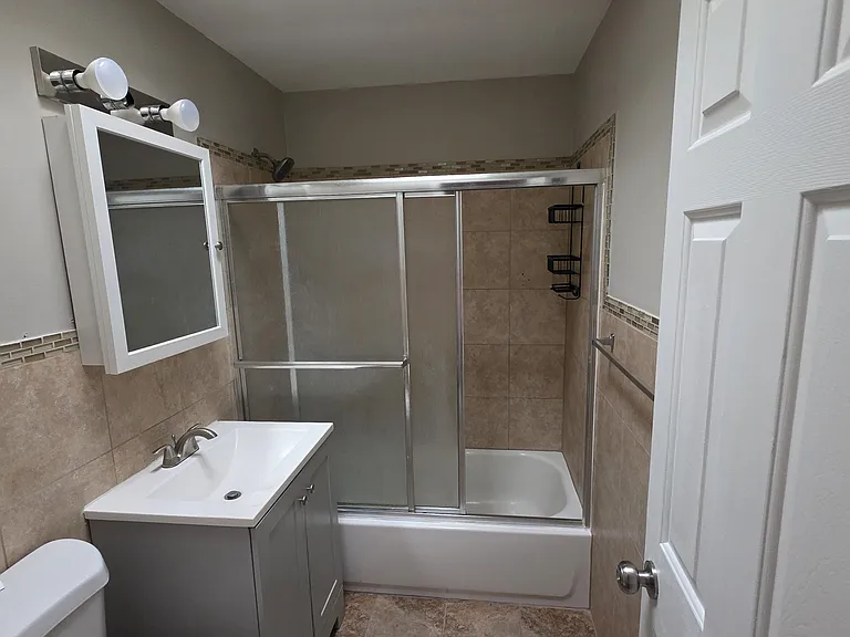 2319 Benson St #2 — Photo 16