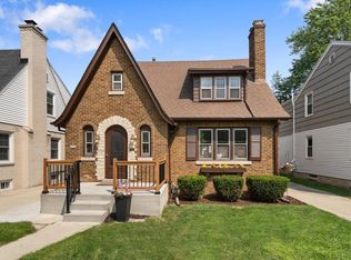 4754 N Hollywood Ave, Whitefish Bay, WI 53211