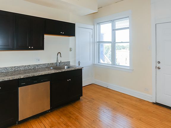 5th image of 3422 W Grace St APT 3