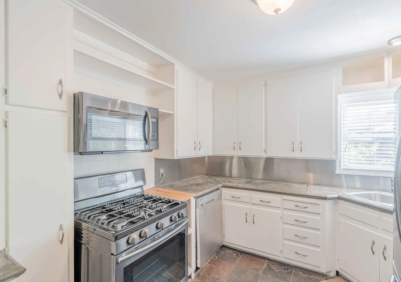Stunning 3 Bed 2 Bath In Great Area — Photo 2