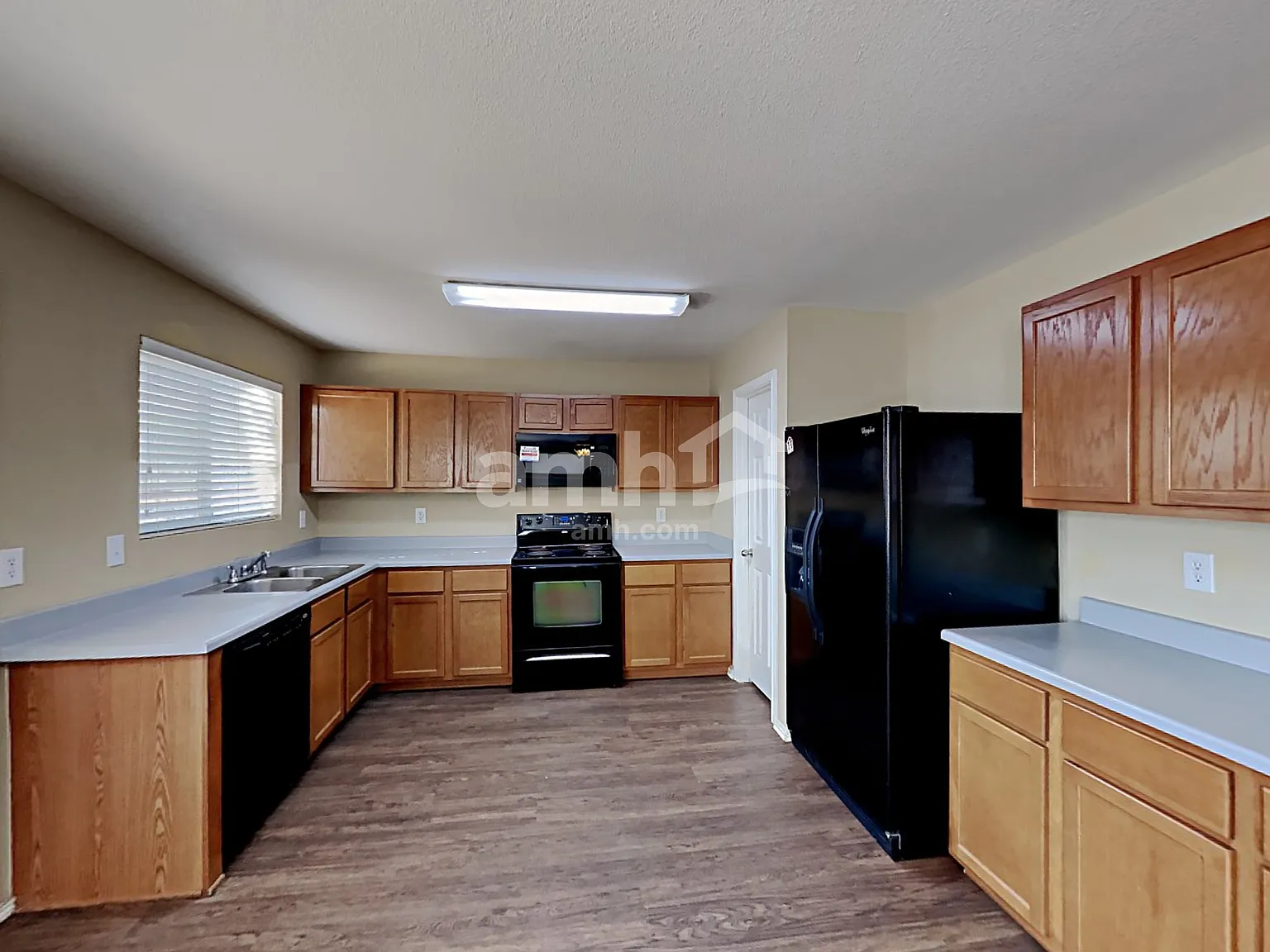 3 bed, 2.5 bath, 2430 sqft, $1,820 — Photo 3