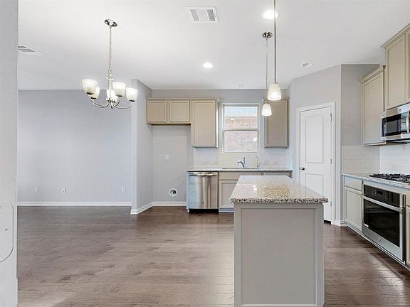 3rd image of 1028 Bluebird Way