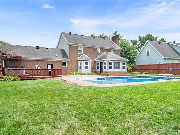 3rd image of 405 Brookview Dr