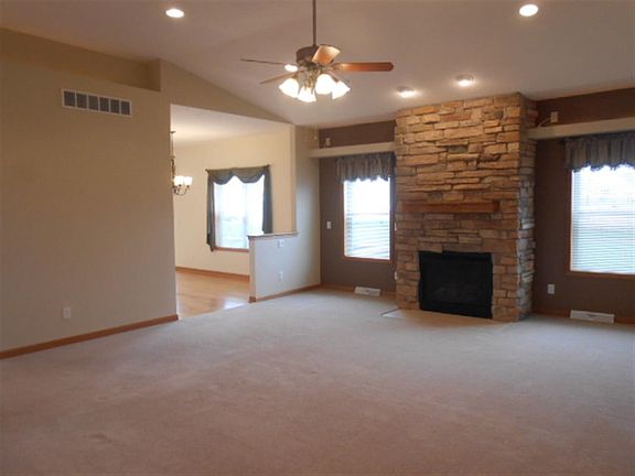 4th image of 3435 Portland Dr