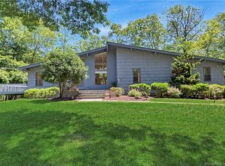 15 Eljays Ln, Stamford, CT 06902