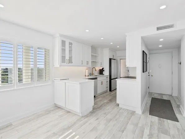 1300 Gulf Shore BLVD N #703, NAPLES, FL 34102