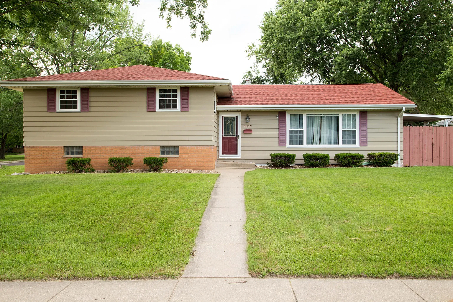 2523 W Castle Ct photo 1