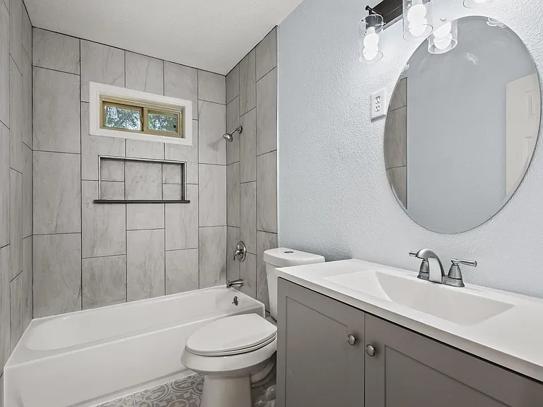 1417 S Lamar Ave — Photo 6
