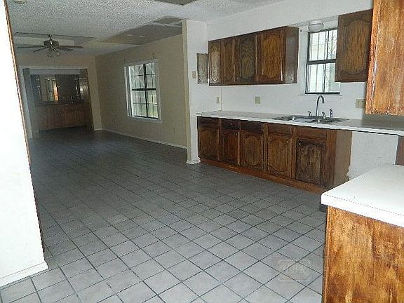 2nd image of 402 W Lincoln Ave