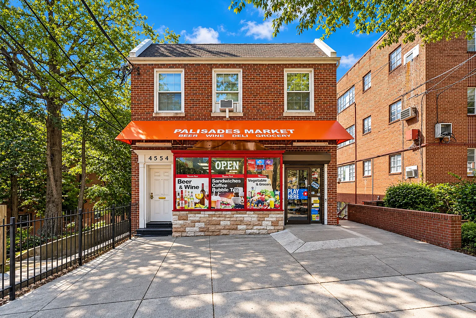 4554 MacArthur Blvd NW - 3 — Photo 1