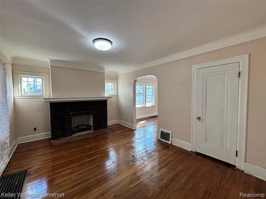 2 bed, 1.0 bath, 912 sqft, $1,200 — Photo 2