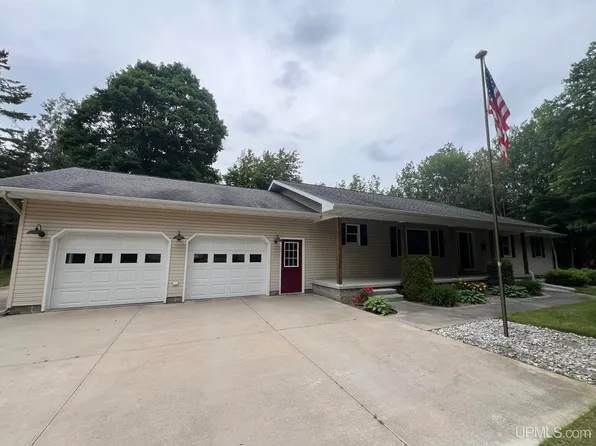 6328 W Hillcrest Dr, Manistique, MI 49854