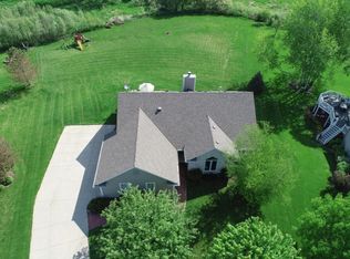 430 E Red Pine Cir, Dousman, WI 53118