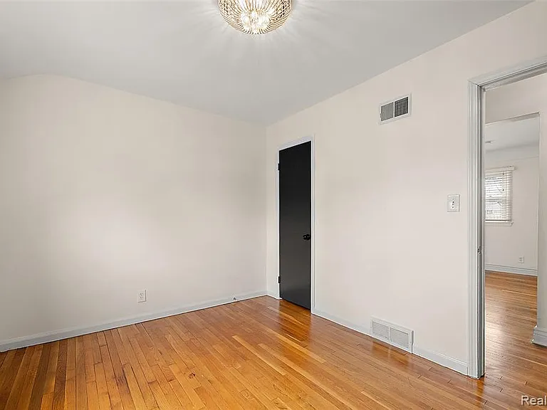 2046 Yorkshire Rd — Photo 27