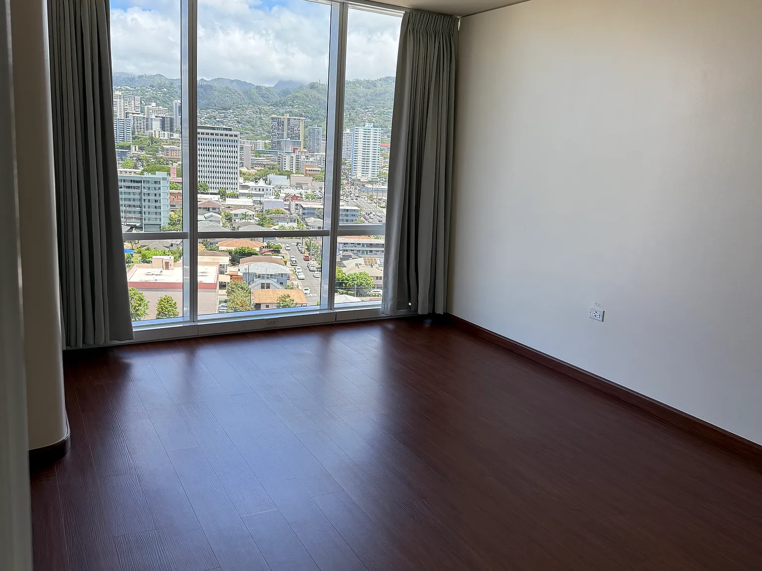 2 bed, 923 sqft, $3,700 — Photo 2