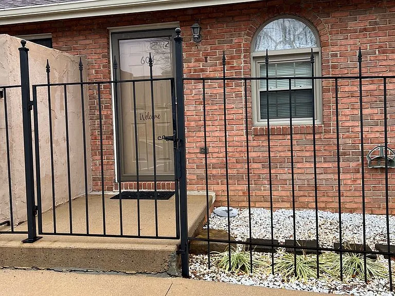 604 Phoenix Ct — Photo 1