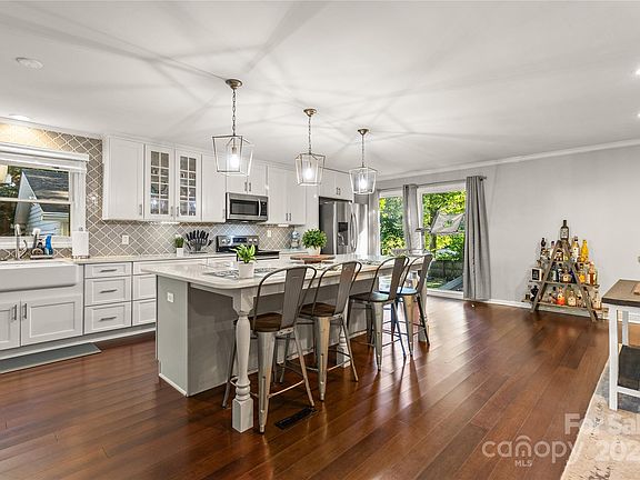 4th image of 2409 Woodleigh Dr