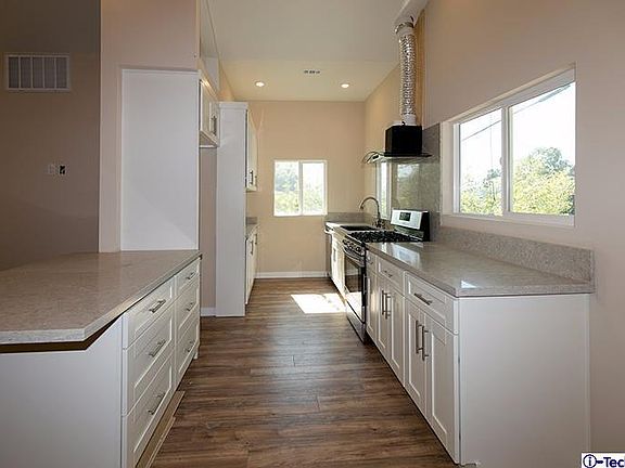 5th image of 3344 Montrose Ave