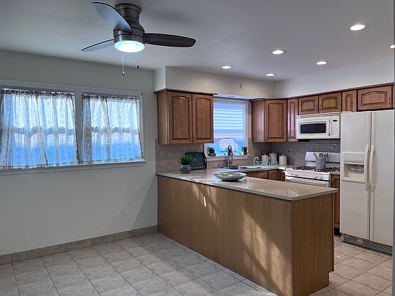 Eat-in Kitchen, ceiling fan and LED Hi-Hats