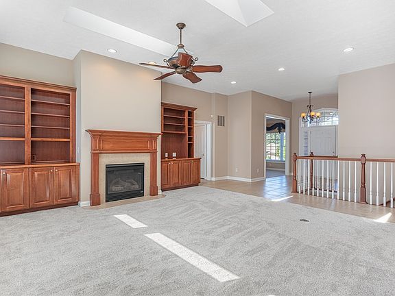 3rd image of 90 S Pond Ct
