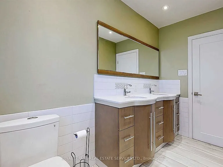 4 McMaster Ave — Photo 31